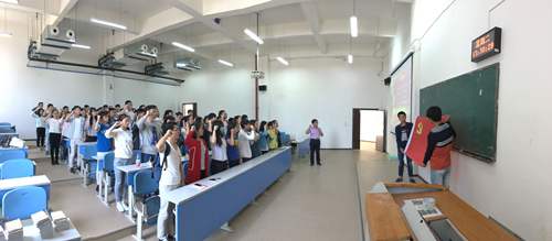 师生党员庄严向党旗宣誓_副本