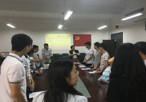 范嘉虹副、陈劲松副书记向毕业班党员赠送党章_副本