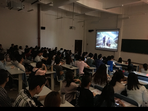 师生党员认真观看电影《杨善洲》_副本